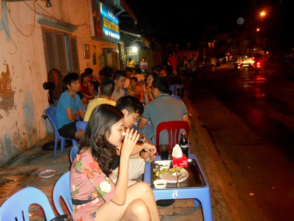 Các quán ốc trên đường Trích Sài mọc sát nhau, khách ngồi kín vỉa hè.