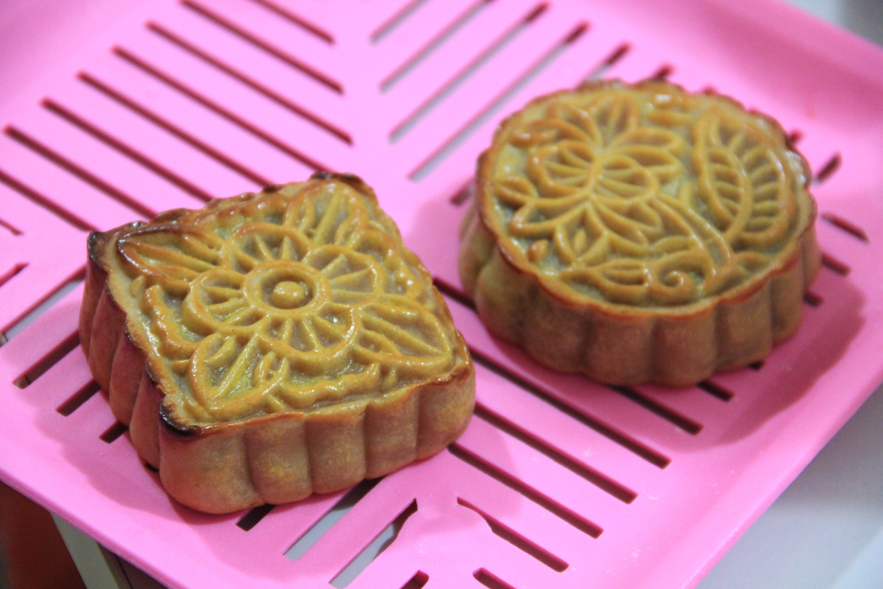 Giá một chiếc bánh trung thu chỉ chưa đến 85.000 đồng/chiếc.