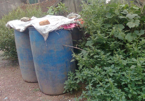 Không ai hiểu, đây sẽ là thùng phuy đựng gì, nếu không phải người trong cuộc.