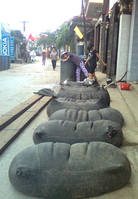 Rượu đựng trong xăm xe ô tô như lợn con nằm ven đường.