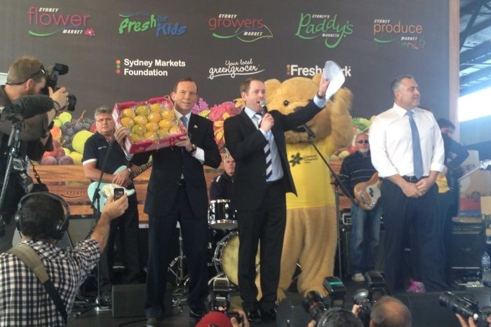 Ông Tony Abbott tại buổi đấu giá của Sydney Markets.