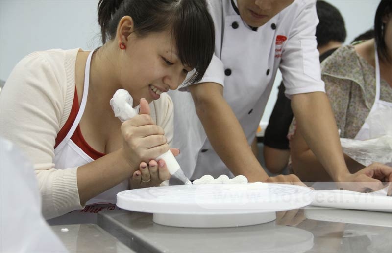 Học phí cho một khóa học làm bánh thường từ 1,8 - 3 triệu đồng tùy theo lớp ngắn hạn hay dài hạn, cơ bản hay nâng cao kèm theo chi phí nguyên vật liệu cùng những thiết bị làm bánh. Nếu học tốt, bạn có thể được nhận vào làm cho các nhà hàng nổi tiếng. Mức lương chính thức từ 4 triệu khi làm ở nhà hàng hoặc tiệm bánh nhỏ, và khoảng từ 5 - 7 triệu khi làm tại hãng bánh lớn hoặc khách sạn. Chưa kể phần hoa hồng khi bán được bánh. Hiện nay có rất nhiều bạn trẻ học làm bánh để kinh doanh qua mạng.