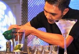 Nghề pha chế tại quầy bar, hay còn gọi là bartender là một trong những công việc khá “hot” trong nhóm ngành nhà hàng khách sạn. Hiện nay, nhu cầu về bartender tăng nhanh nhưng số lượng bartender có tay nghề và tự tin biểu diễn chưa nhiều. Tại một số trung tâm, khóa học bartender thông thường có giá trên dưới 3 triệu đồng. Sau khi học xong, mức lương trung bình cho người làm nghề này từ 5 triệu đối với vị trí thử việc và trên 10 triệu mỗi tháng với người có tay nghề.