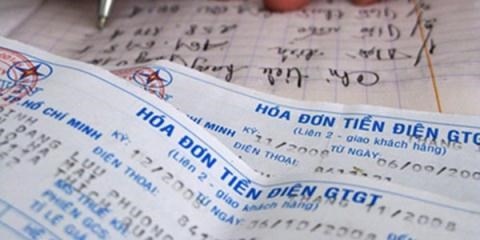 Nhiều khách hàng bức xúc trước tình trạng hóa đơn điện của gia đình tăng vọt.