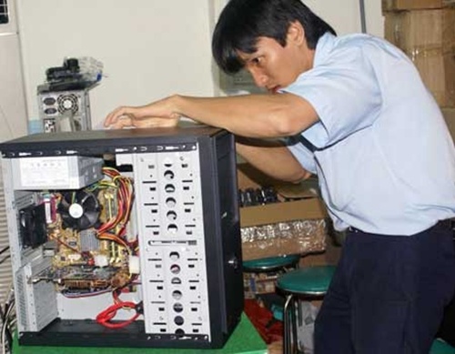 Hay còn gọi là “bác sĩ” laptop, những người làm nghề này thường có hiểu biết về lĩnh vực công nghệ thông tin, thành thạo về phần cứng và các thiết bị số khác, ngoài ra còn có những kỹ năng lập trình quản lý thông tin trên máy, quản trị mạng máy tính, có khả năng thiết kế hoặc phát triển phần mềm... Hiện nay các thợ sửa chữa máy tính hoặc tốt nghiệp các trường trung cấp kỹ thuật và phần lớn từ các khóa đào tạo ngắn hạn. Thu nhập bình quân cho những người làm nghề này hiện khoảng từ 10 - 15 triệu đồng/tháng.