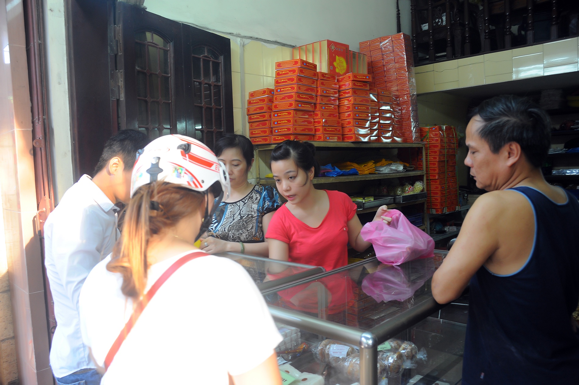 Riêng Bánh Nướng Bánh Dẻo các hương vị, những ngày thường ông bán được chừng 200 cái. Trung bình mỗi ngày ngoài mùa Trung Thu doanh thu cửa hàng Bảo Phương cũng được khoảng hơn 10 triệu đồng.