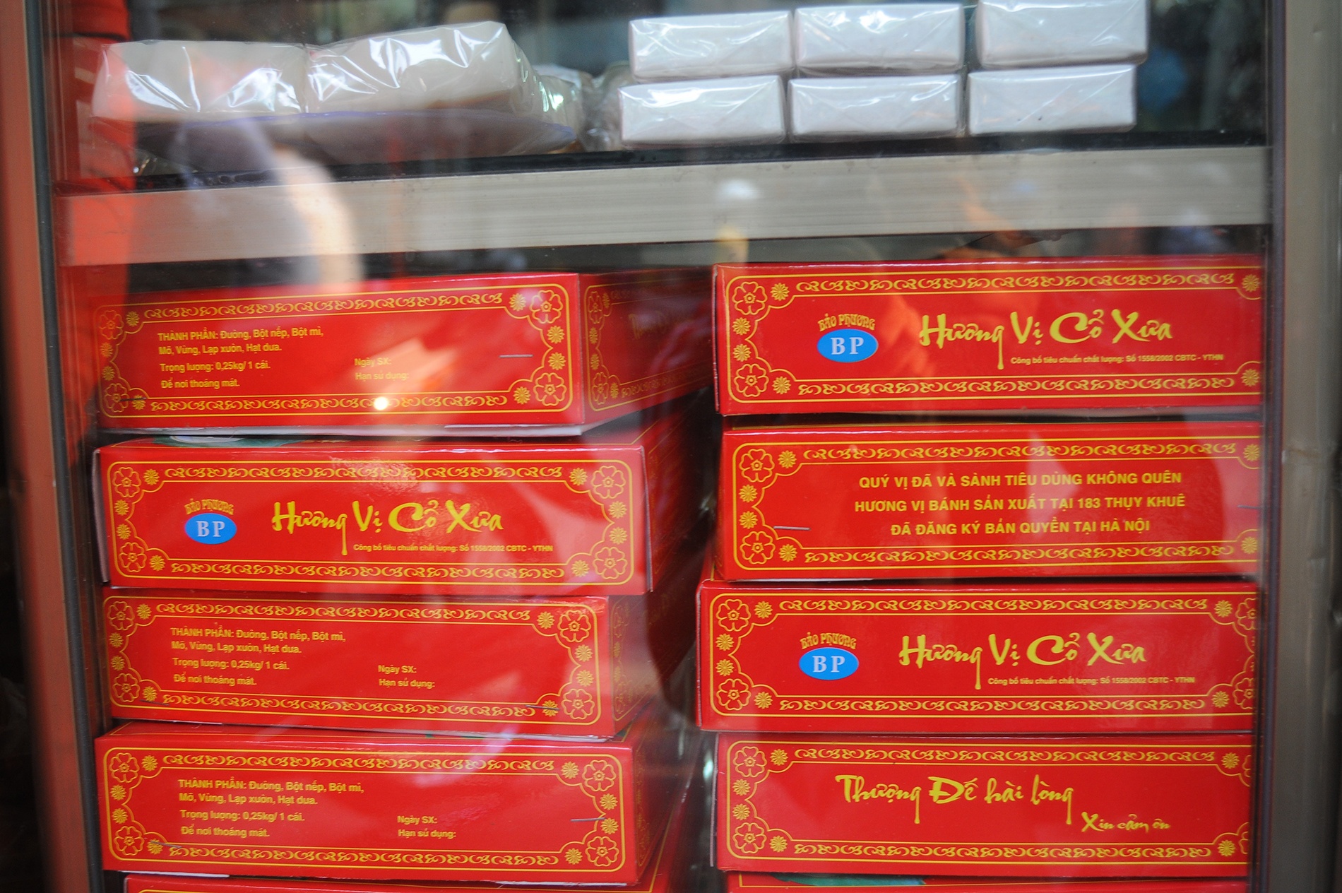 Theo ông Bảo cho biết, mùa Trung Thu bắt đầu từ qua rằm tháng 7 âm lịch đến tận qua rằm tháng 8, cửa hàng của ông phải huy động 15-20 nhân công làm suốt ngày đêm mà vẫn không đủ đáp ứng nhu cầu của các khách hàng. 