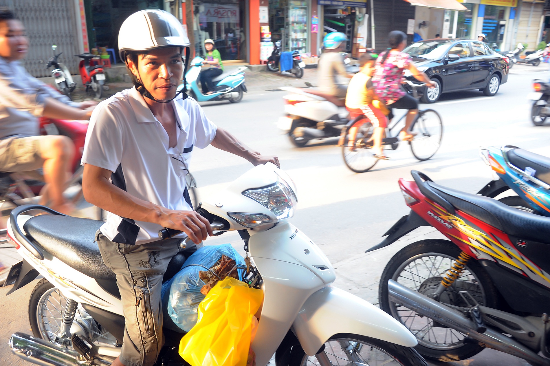 Anh Long - 1 khách hàng quen của quán cho biết, anh hay đến mua bánh của Bảo Phương những ngày thường vì thơm ngon, lại không phải xếp hàng chen lấn như vào mùa Trung Thu.