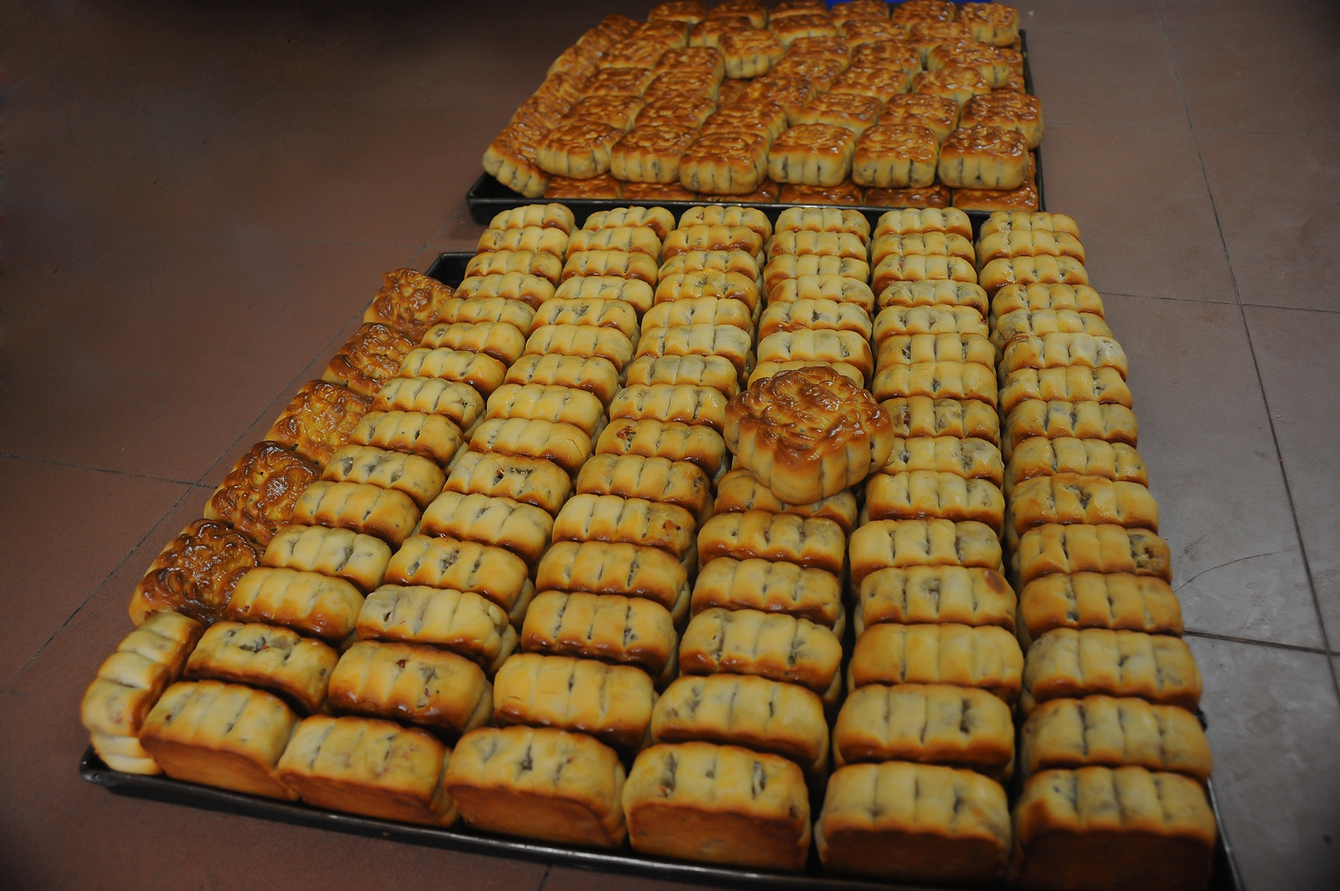 Ngoài mùa Trung Thu, sức mua giảm hơn nhiều, nhưng cửa hàng của ông vẫn duy trì khoảng 5 nhân công làm việc, ngày nào cũng cho ra lò khoảng 300 bánh các loại.