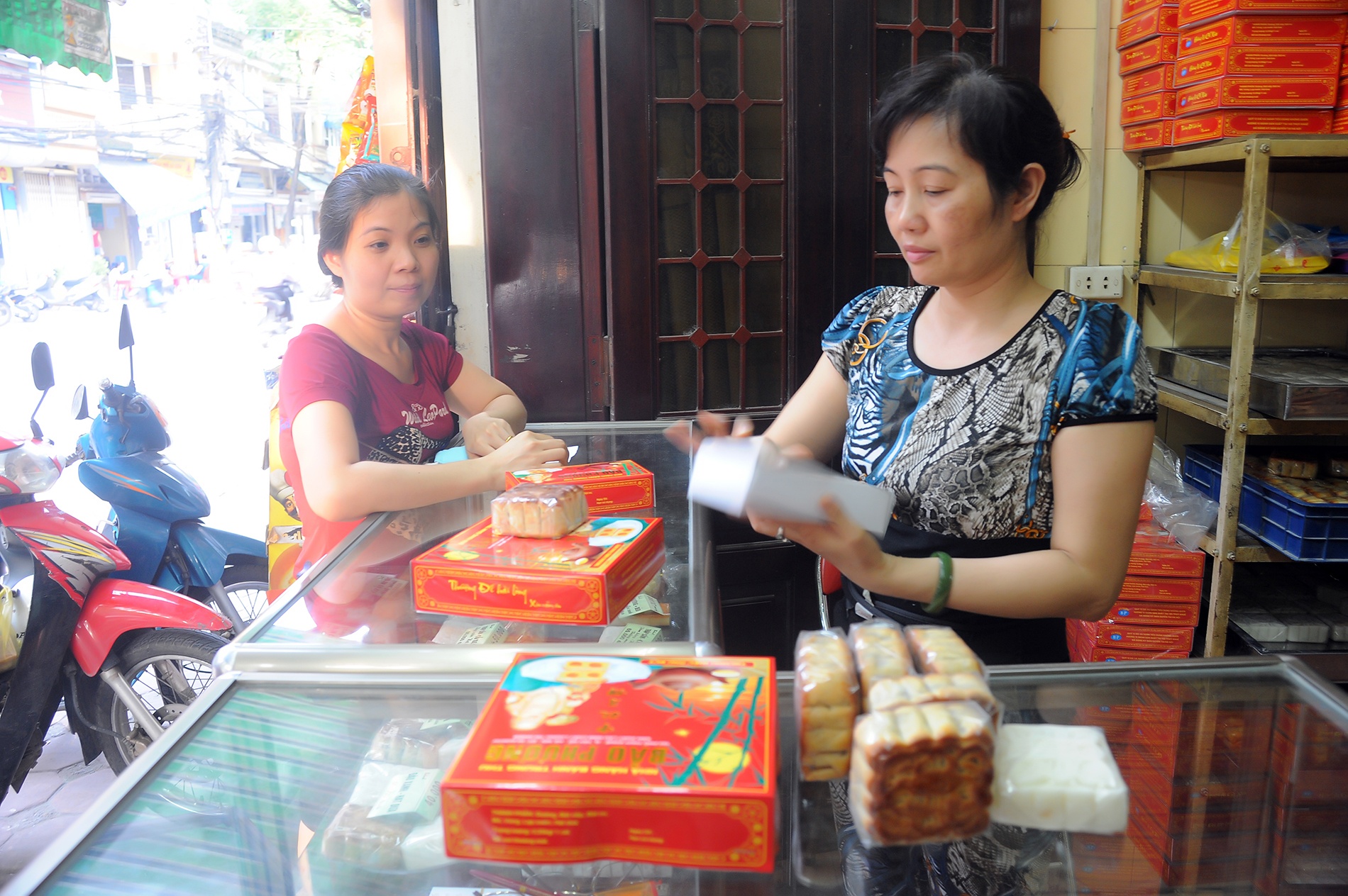 'Banh trung thu xep hang' ban som, thu 10 trieu moi ngay hinh anh