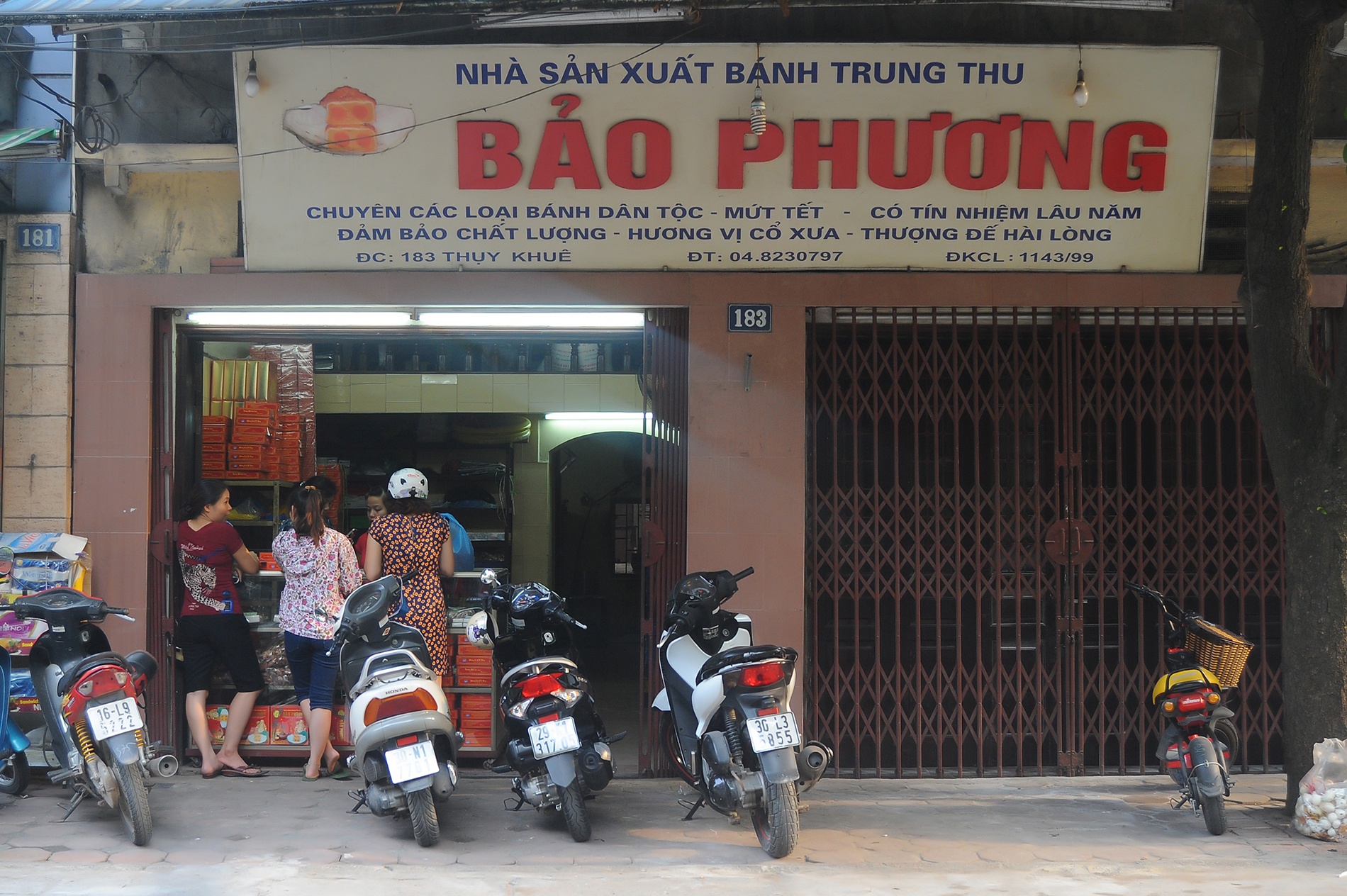 Cửa hàng bánh nướng bánh dẻo Bảo Phương từ lâu đã là địa chỉ cực kỳ nổi tiếng được rất nhiều người tìm đến mua, với sức mua vào mùa Trung thu có khi lên tới hơn 2000 bánh nướng bánh dẻo mỗi ngày. 