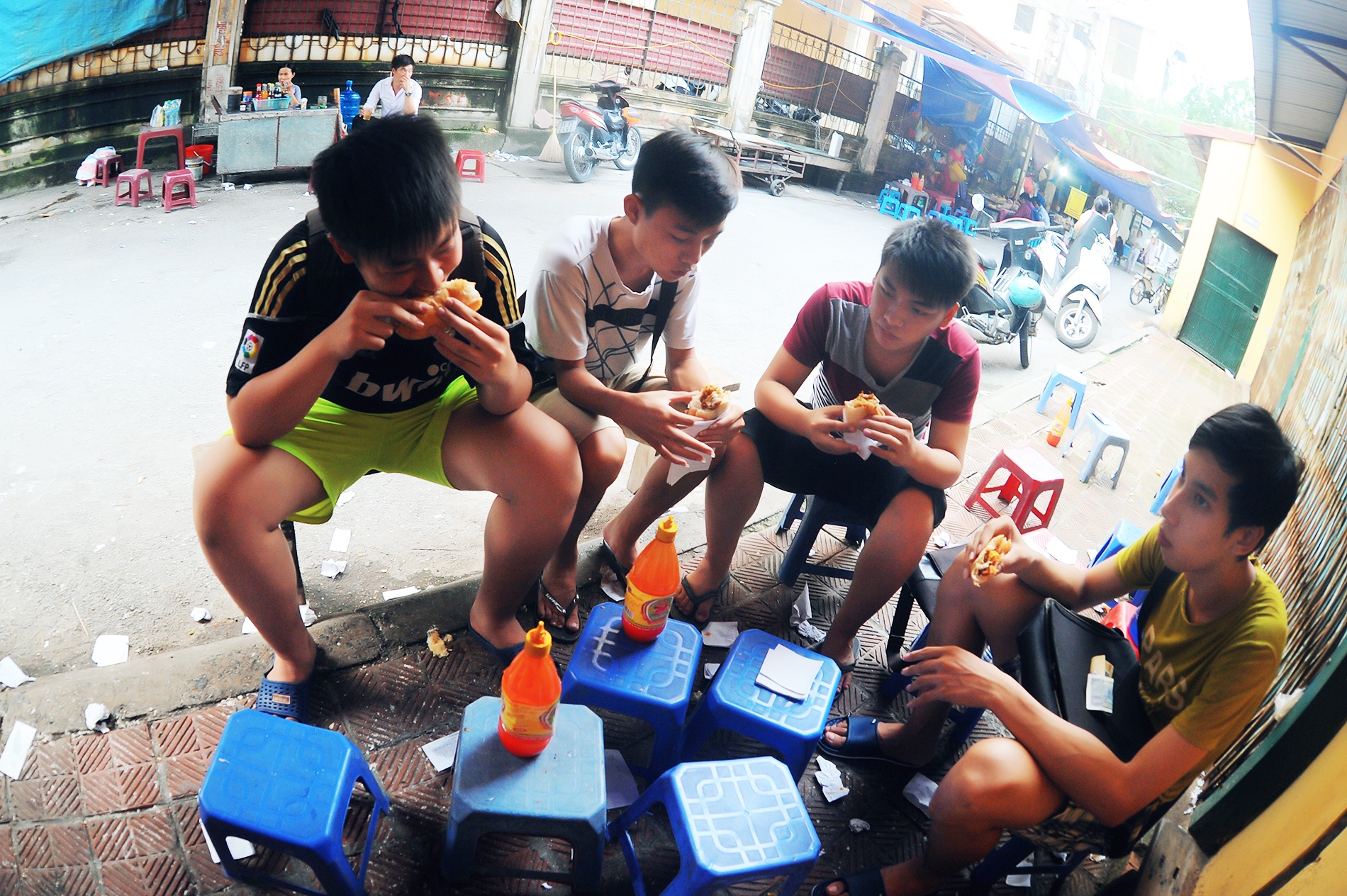 Kiem nua trieu/ngay nho ban banh mi 7.000 dong/chiec hinh anh