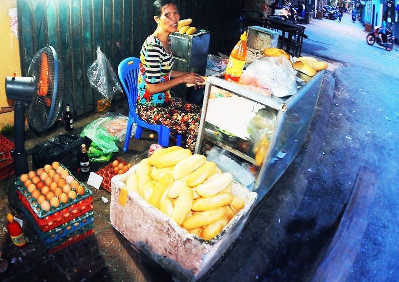 Quán bánh mỳ thường mở từ 2 giờ chiều đến 10 tối, có những hôm 9h tối đã hết bánh để nghỉ.