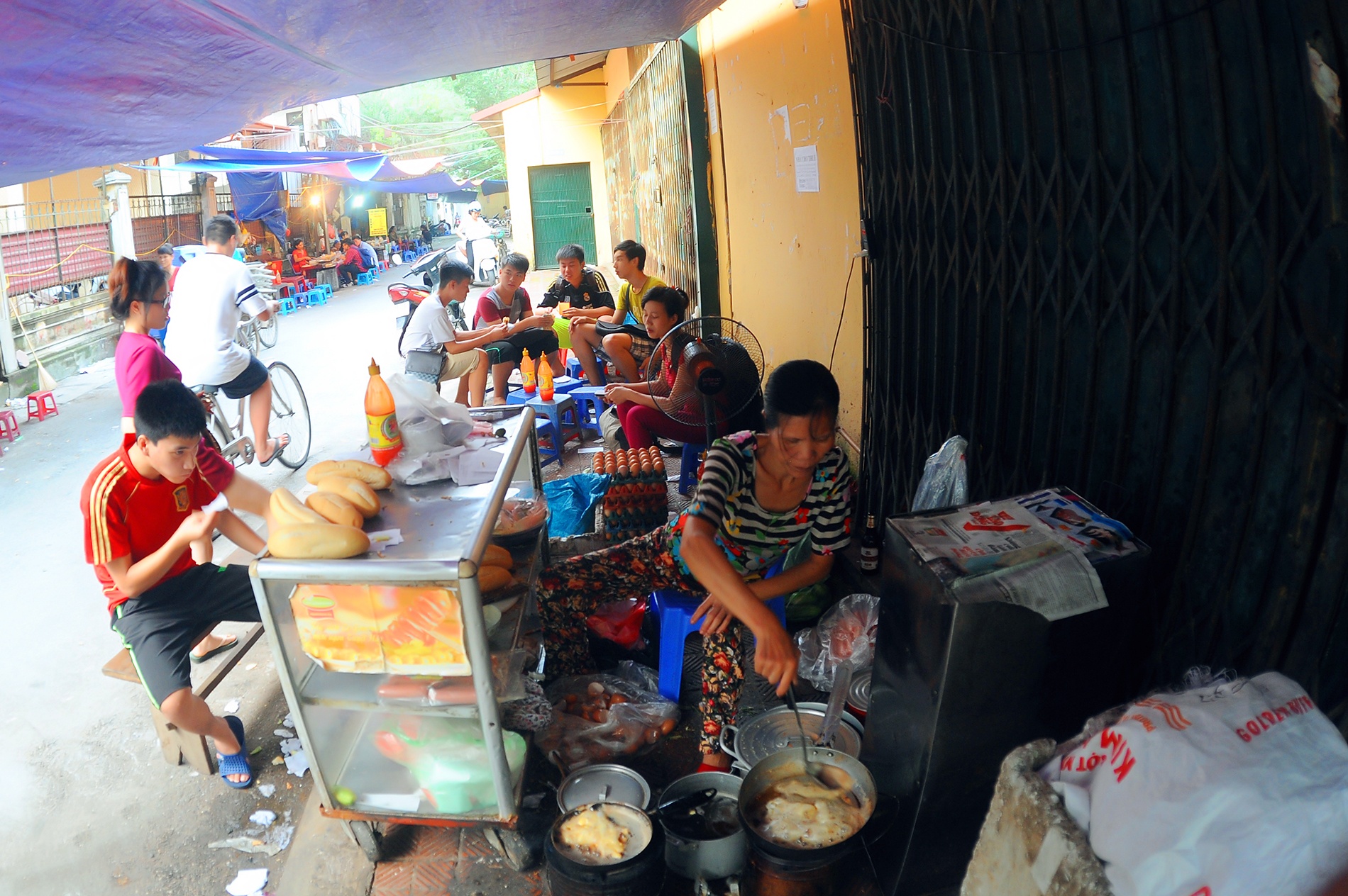Chủ nhân của quán bánh mỳ giá rẻ này là chị Xuân. Quán có tuổi thọ 21 năm. Ban đầu, mỗi chiếc bánh giá chỉ 4.000 - 5.000 đồng. Sau dần dần giá cả thực phẩm tăng chị bán với giá 7.000 đồng/chiếc rẻ hơn so với các nơi khác từ 3.000 - 5.000 đồng.