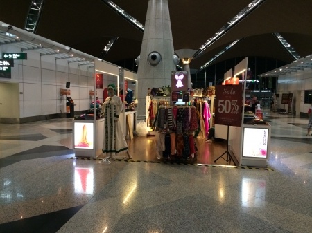 Các cửa hàng bán đồ lưu niệm tại sân bay KLIA 1 mặc dù giảm giá lớn nhưng vẫn vắng khách.