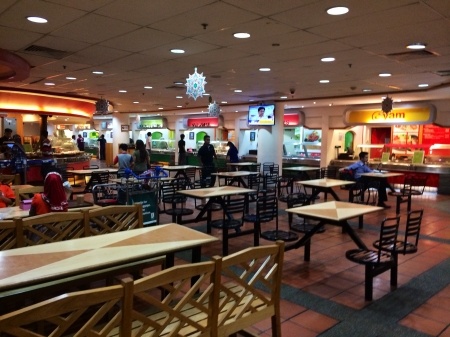 Khu vực các nhà hàng ăn tại sân bay KLIA 1 vắng bóng người ăn vào giờ ăn tối, mặc dù ở Malaysia hiện đang là tháng ăn kiêng Ramadan (tín đồ Hồi giáo chỉ ăn khi mặt trời lặn).