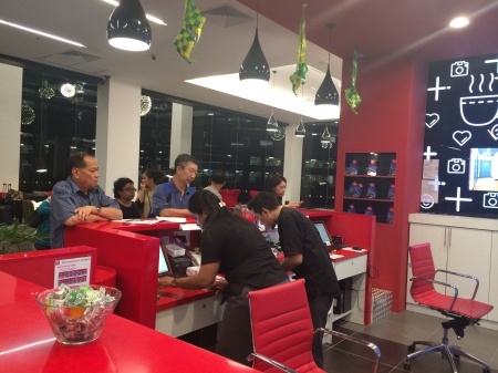 Tại các khách sạn ở khu vực sân bay thì khách nghỉ lại đa phần là người châu Á và đông nhất là khách Trung Quốc, Đài Loan.