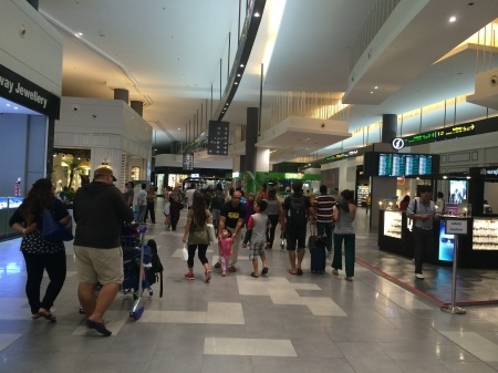 Khác với cảnh vắng vẻ tại sân bay KLIA 1, tại sân bay cho các hãng hàng không giá rẻ KLIA 2 vẫn rất nhộn nhịp khách bay.