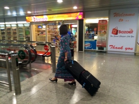 Hình ảnh cô tiếp viên lặng lẽ rảo bước đơn độc khác hẳn với vẻ tự tin thường thấy trước đây của các đoàn tiếp viên Malaysia Airlines.