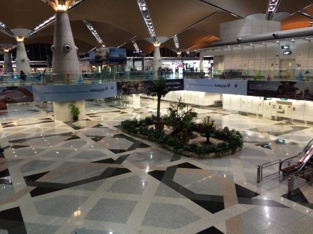 Cả một khu vực sảnh lớn tại sân bay KLIA 1 không một bóng khách qua lại.