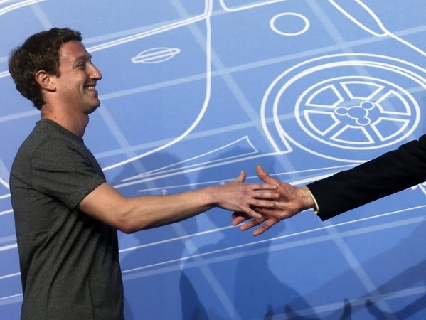 Mark Zuckerberg lot vao top ba ty phu 'tien nhieu hon tuoi' hinh anh
