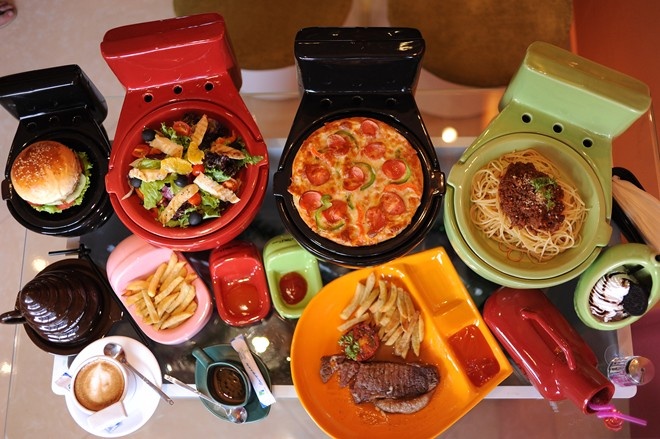 Tất cả đều được đựng trong những khay, ly, đĩa,... mang phong cách toilet nhưng rất đáng yêu.