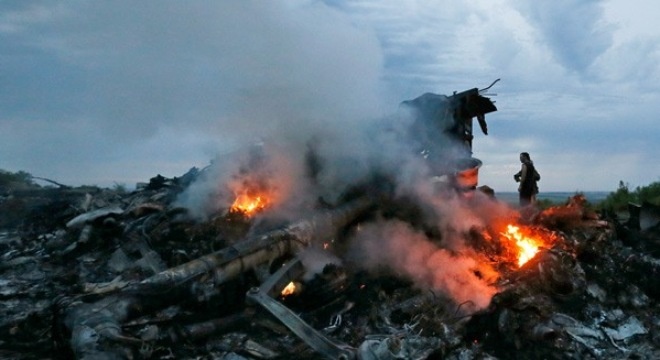 Hiện trường vụ máy bay của Malaysia rơi ở Ukraine.