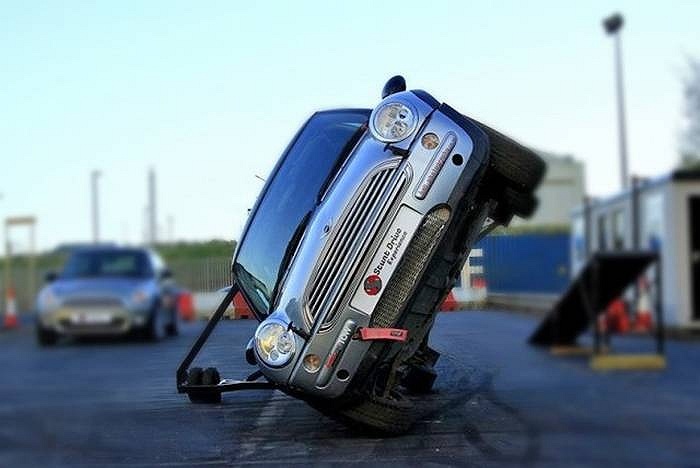 ông ty Thrillseekers Unlimited đưa ra chuyến du lịch kéo dài 7 ngày để trải nghiệm những cú mạo hiểm như đua xe, đi qua lửa.