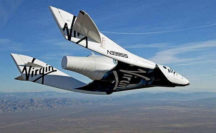 Virgin Galactic là công ty chuyên tổ chức các chuyến du lịch vào vũ trụ do tỷ phú Richard Branson sở hữu. Mặc dù, chưa có chuyến bay nào được thực hiện nhưng đã có nhiều người giàu có đặt chỗ.