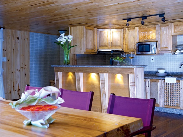 Nội thất bên trong ngôi nhà cũng lấy gỗ làm chất liệu chủ đạo.