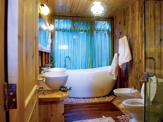 Nhà tắm cũng lấy gỗ làm vật liệu chính tạo nên sự sang trọng.