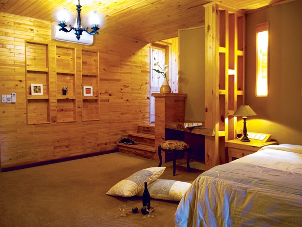 Cả không gian phòng đều làm từ gỗ tạo nên một màu vàng ấm cúng, vừa cổ điển vừa có mang nét hiện đại.