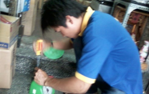 Việc phù phép cân xịn thành cân “điêu” diễn ra khá đơn giản và nhanh chóng với vài thao tác khá đơn giản tại các lò độ cân.