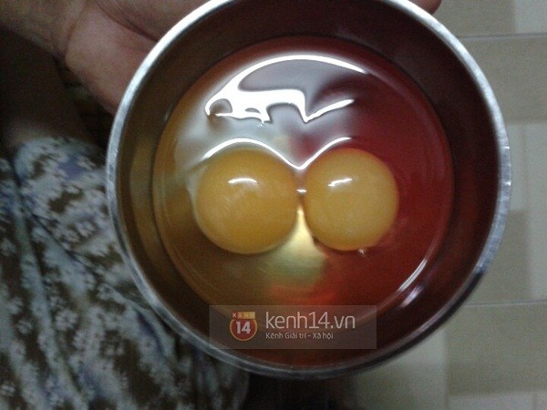 Quả trứng lúc đập cho vào chén thì có màu đỏ rất lạ.