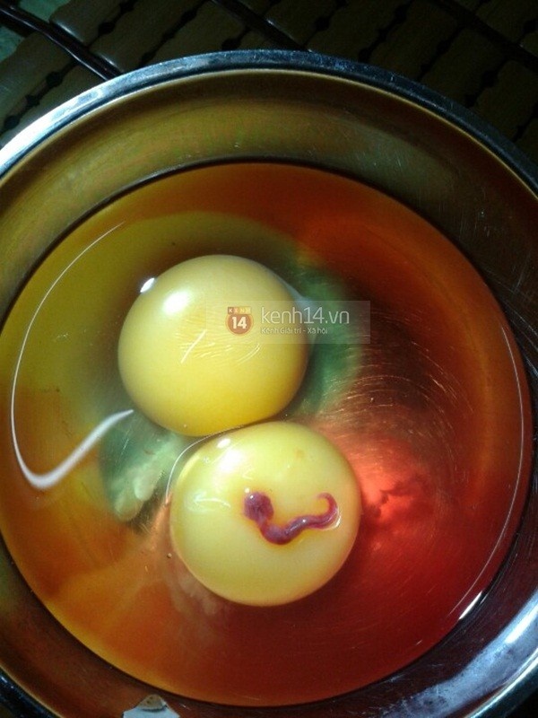 Màu sắc của trứng trong chén đang thay đổi dần.