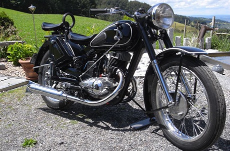 Chiếc mô tô cổ của Liên Xô cũ với cấu tạo phức tạp, nhiều chi tiết rườm rà. Sau nhiều đắn đo Yuri đã quyết định chọn chiếc IZH-49, mẫu xe mà Liên Xô cũ sản xuất từ năm 1951 đến 1958. Yuri cho biết yên xe và bình xăng là hai thứ khiến anh hứng thú nhất, mặc dù nó có nhiều chi tiết phức tạp nhưng anh không nản. Sau 4 tháng làm việc, Yuri đã hoàn thành mô hình 1:1 của chiếc IZH-49 với gỗ thông và sồi.