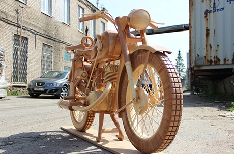 Phiên bản gỗ với tỉ lệ 1:1 Những chi tiết từ nhỏ đến lớn đều được anh chàng thợ mộc tài hoa này chế tác chính xác, tinh xảo không khác với phiên bản thật. Từ chiếc ốc vít, ống dẫn nhiên liệu, mắt xích tới nan hoa và dây dẫn điện, đều được Yuri tỉ mỉ gọt dũa. Anh đã thổi hồn vào những khúc gỗ vô tri, biến nó trở thành một tác phẩm nghệ thuật thực sự.  Ảnh chi tiết IZH-49 làm từ gỗ: