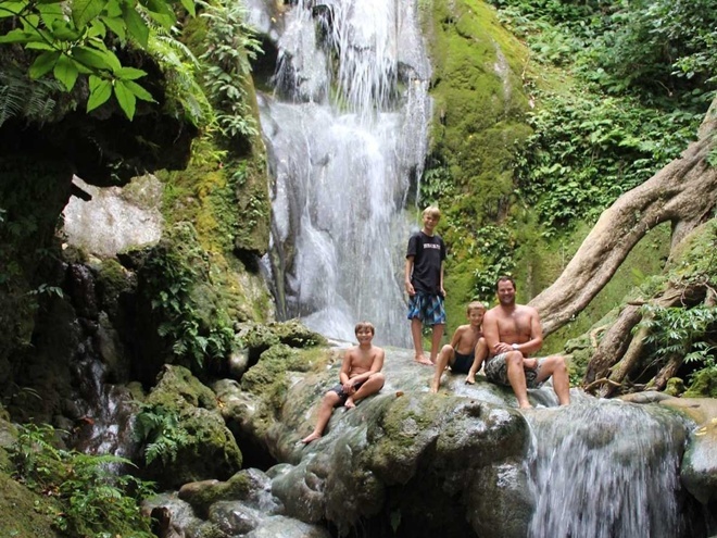 Doanh nhan ban toan bo tai san di vong quanh the gioi hinh anh