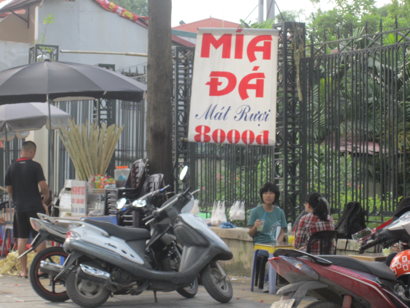 Anh Tuấn và quán nước mái của mình.