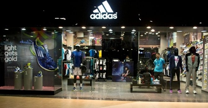 Vi sao Nike, Adidas bo Trung Quoc sang Viet Nam dat hang? hinh anh