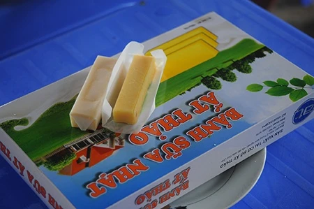 Bánh sữa của cửa hàng Ất thảo gồm 2 loại, loại nhạt gồm 5% đường - 95%sữa và loại ngọt 10%đường  - 90% sữa. Bánh sữa ở đây khá nổi tiếng vì độ dẻo và thơm ngon.