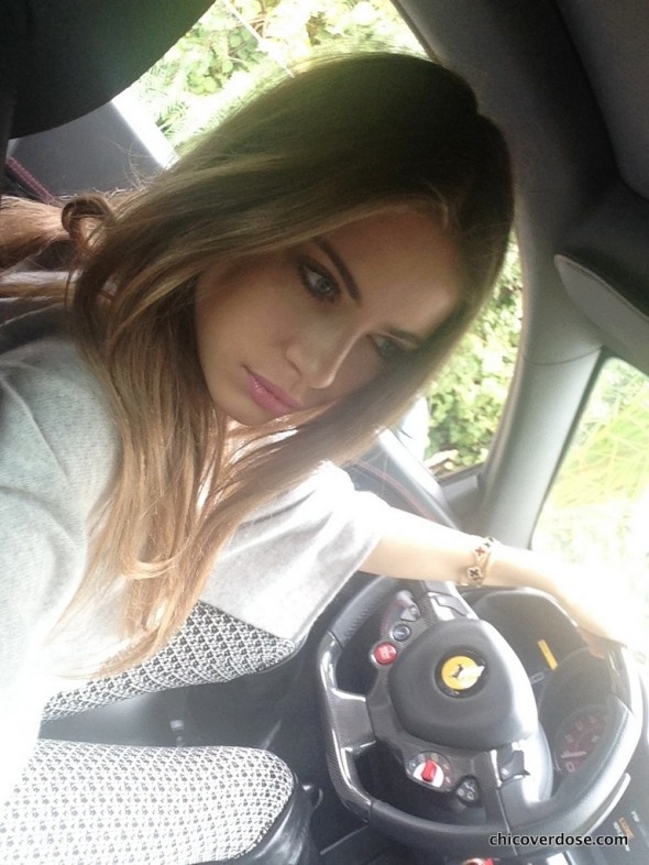 Ngoài siêu xe Ferrari 458 Italia, vào tháng 11 năm ngoái Xenia Tchoumitcheva cũng đã ngồi sau vô lăng chiếc Ferrari FF và chạy vòng quanh một đường đua tư nhân ở Paris.