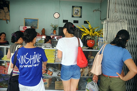 Bà Thảo cho biết, sau 10 năm sống với nghề bà đã mở rộng ra được 5 cửa hàng chuyên bán các sản phẩm về sữa. Khách hàng của bà Thảo là những khách du lịch, các hộ gia đình quanh địa phương. Các gia đình ở quanh các cửa hàng Ất Thảo rất hay mua sữa về cho con cháu trong nhà vì hàm lượng dinh dưỡng cao, thơm ngon và an toàn.