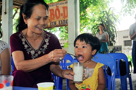 Bà Hà, 1 người dân tại Ba Vì cho biết, chiều nào bà cũng cho các cháu nội ngoại ra đây uống sữa.