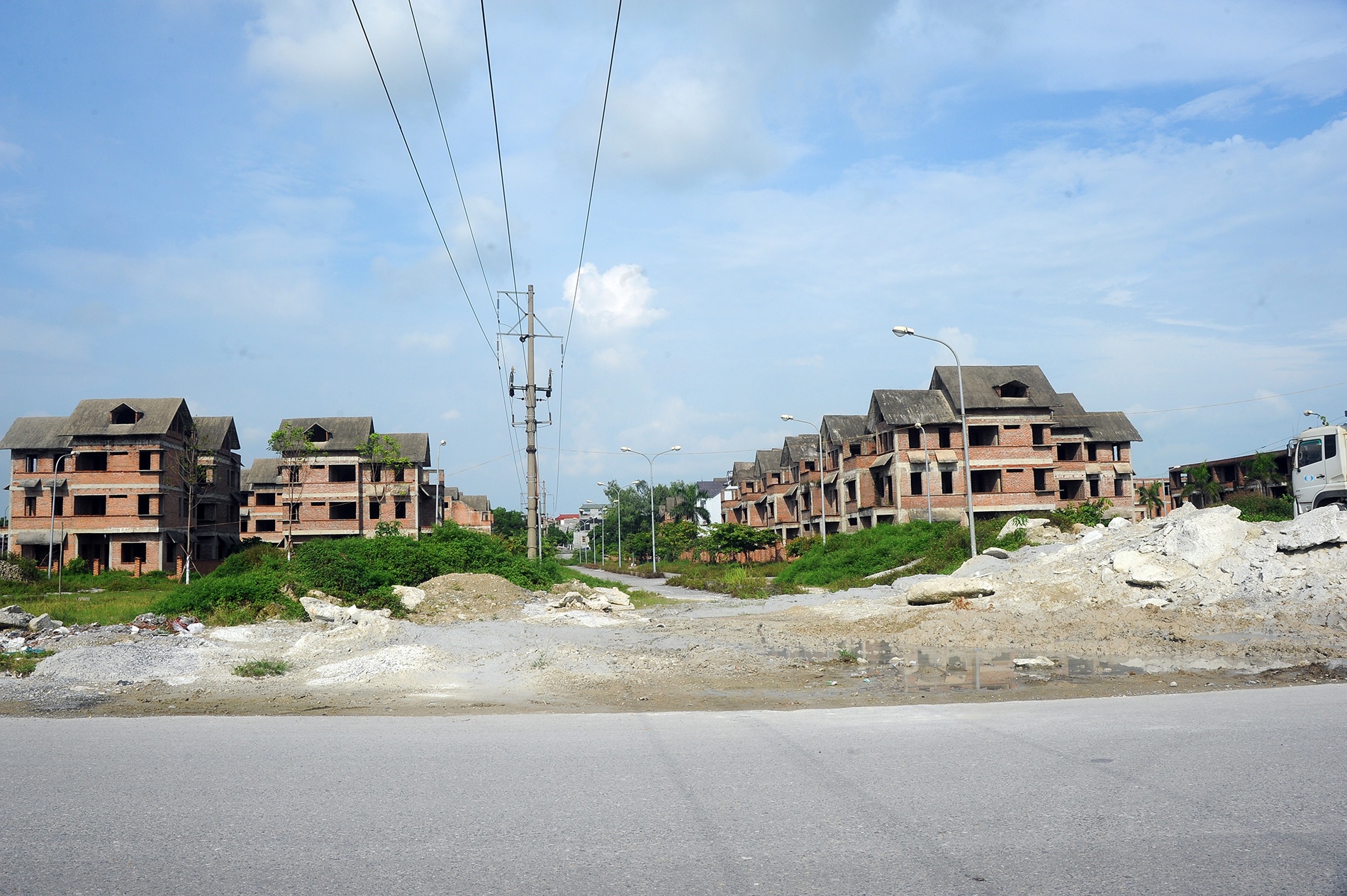 Các căn biệt thự trên thuộc Dự án khu đô thị mới Phú Thịnh do Công ty Cổ Phần XNK & XD Việt Nam – Công Ty CP Vinaconex21 làm chủ đầu tư khởi công xây dựng năm 2005 và hoàn thành xây thô các lô biệt thự và nhà liền kề từnăm 2011. Nhưng đến nay sau 3 năm các biệt thự và căn hộl iền kề vẫn đang trong tình trạng ế ẩm. 