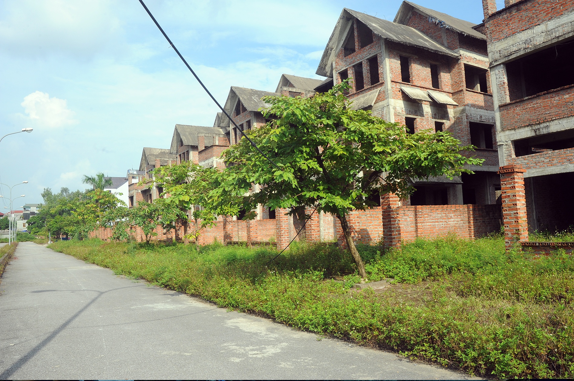 Các căn biệt thự tiền tỷ với vị trí rất đẹp vẫn nằm yên “bất động đậy” trở thành nhà hoang cho cỏ mọc