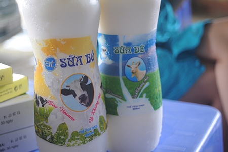 Thời gian đầu bà Thảo chỉ bán sữa tươi bò và dê, sữa được đóng chai và bán cho người muốn mua về nhà hoặc bán theo cốc để khách hàng thưởng thức ngay tại cửa hàng.