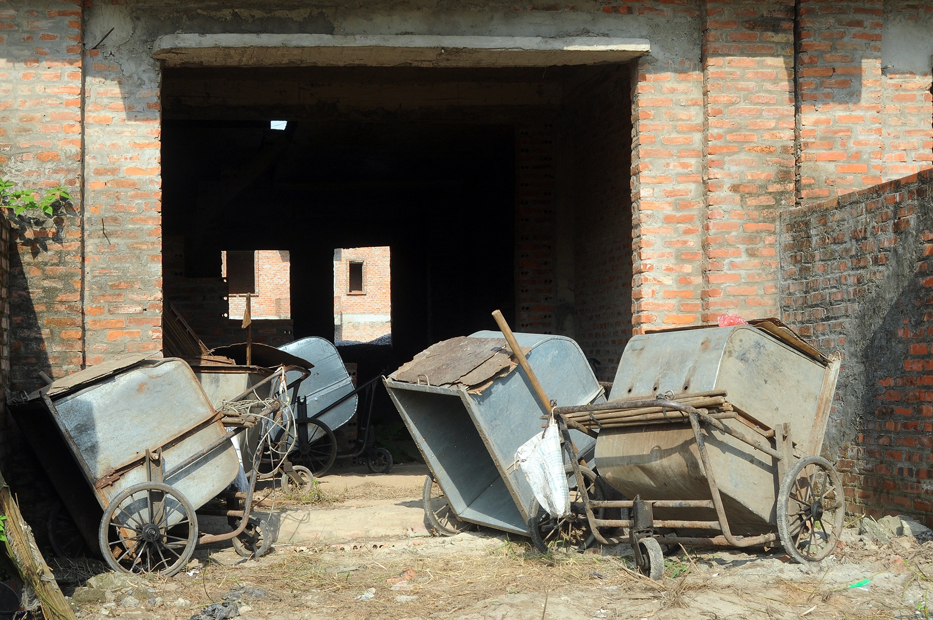 Thành nơi tập kết vật liệu xây dựng.