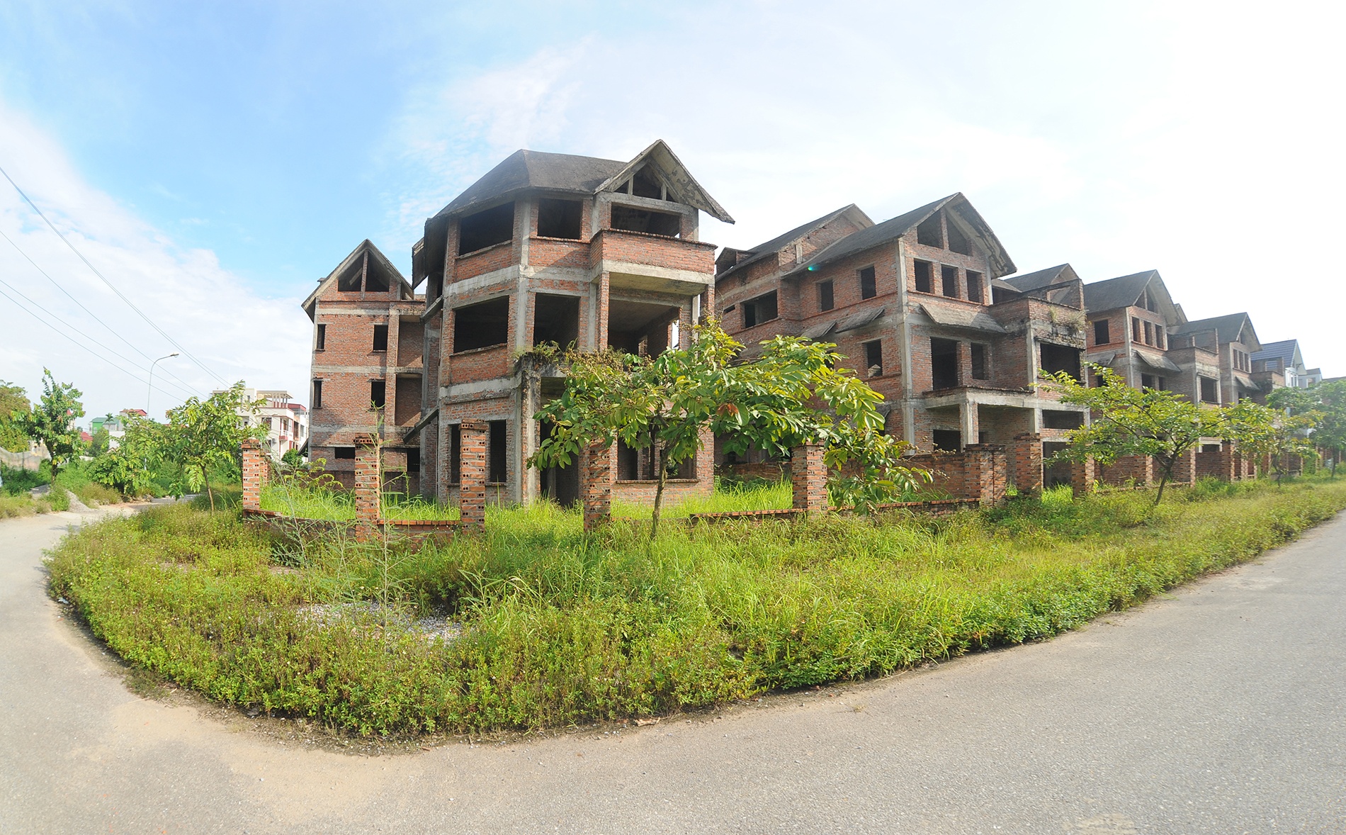 Những người đã mua thì treo biển rao bán.