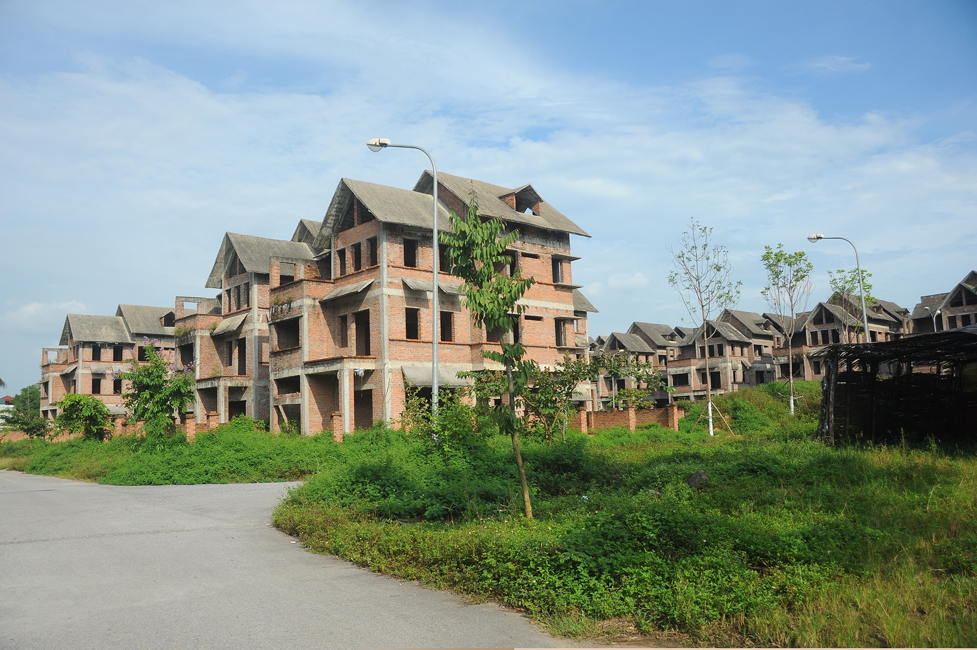 Được biết Dựán khu đô thị mới Phú Thịnh có diện tích 16ha, gồm 2 khu Phú Thịnh và Đồng Chùa, được chia thành 553 lô, trong đó có 79 lô biệt thự và 474 lô liền kề, căn liền kề được rao bán với giá khoảng 1,2-1,5 tỷ, Các căn biệt thự được chào bán với giá khoảng 3 - 3,5 tỷ/ căn, nhưng tới nay sau 3 năm hoàn thiện xây thô mới chỉ có khoảng 30% các căn hộ và biệt thự này được bán tới tay người dân.